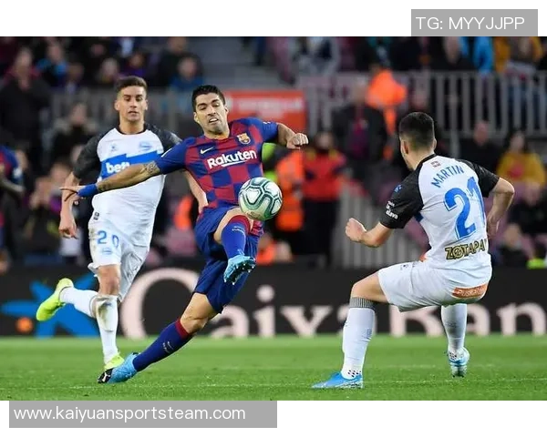 西甲球员开场静止抗议引发热议赛事转播俯瞰球场长达20秒